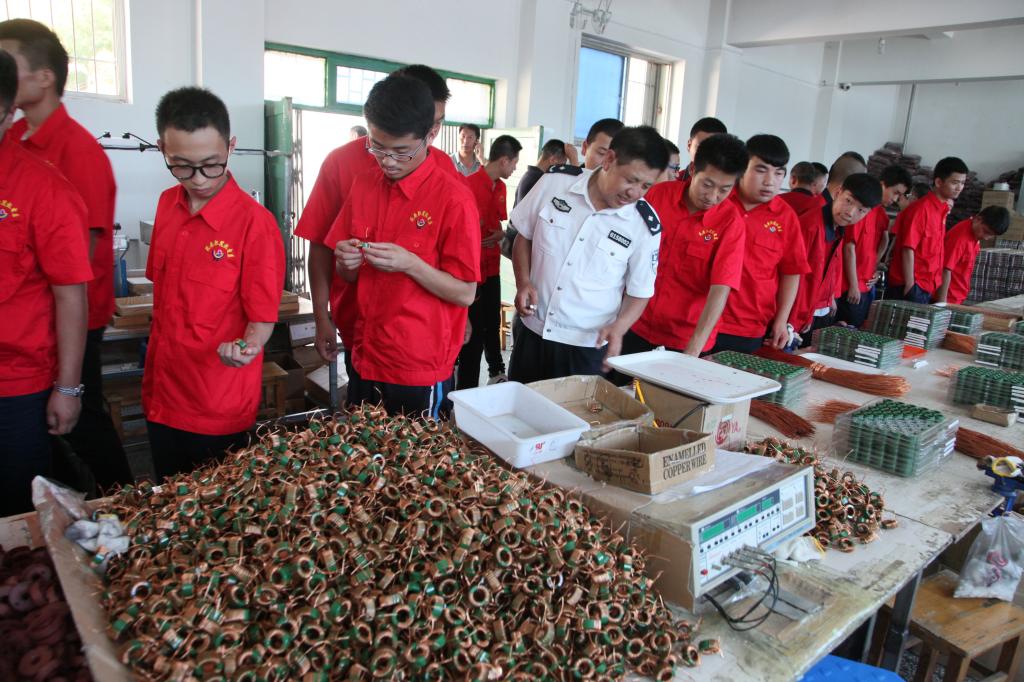 参观戒毒人员劳动工厂