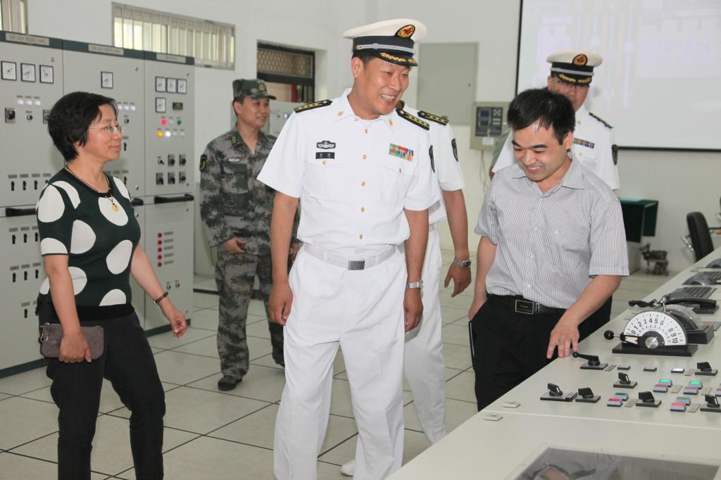 参观航运系实训室